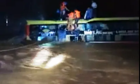 Giải cứu trong đêm 18 hành khách trên xe ô tô bị nước lũ bủa vây